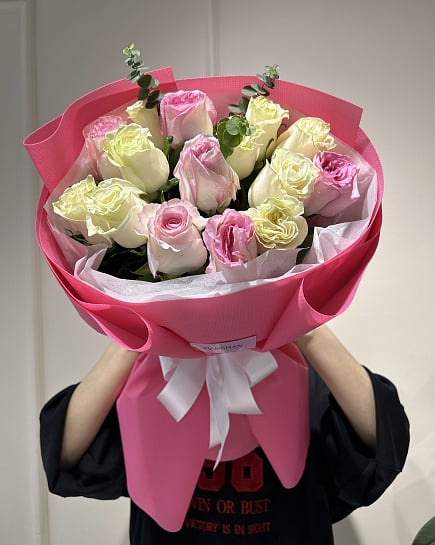 Букет из розовых и белых роз с эвкалиптом с доставкой по Астане