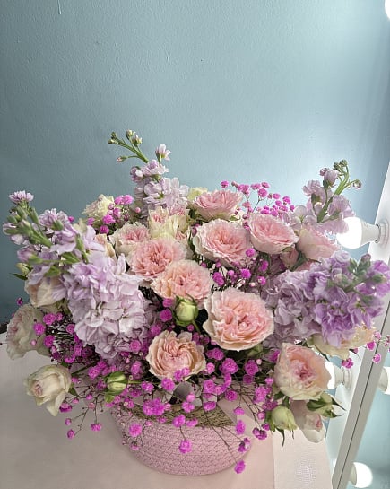 Романтическое облако из пионовидных роз и маттиолы с доставкой по Астане