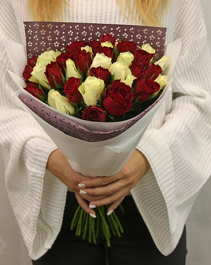 Букет из 35 красных и белых роз микс 40 см с доставкой по Алматы