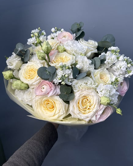 Пастельная палитра с ранункулюсами и розами с доставкой по Астане