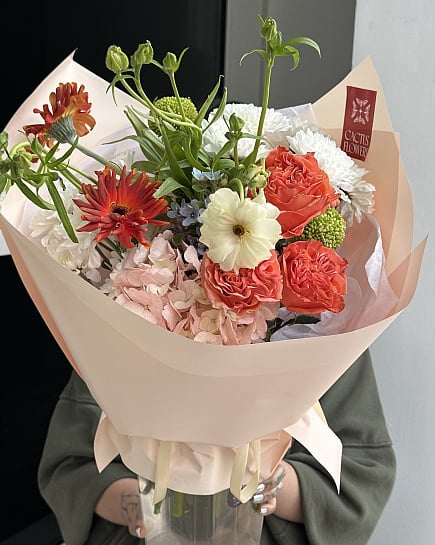 Яркий микс с пионовидными розами и ранункулюсами с доставкой по Астане