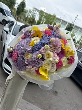 Яркий микс из гортензий и роз