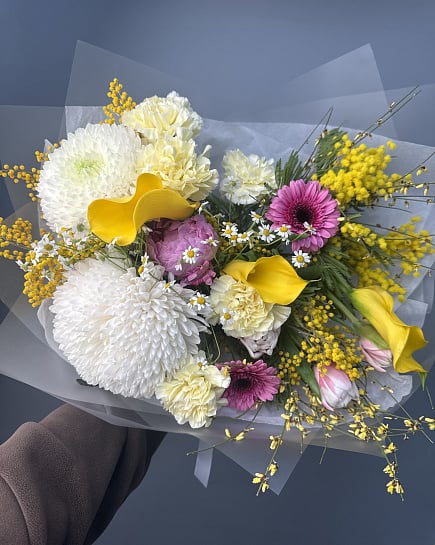 Весенний букет с хризантемами, каллами и мимозой с доставкой по Астане