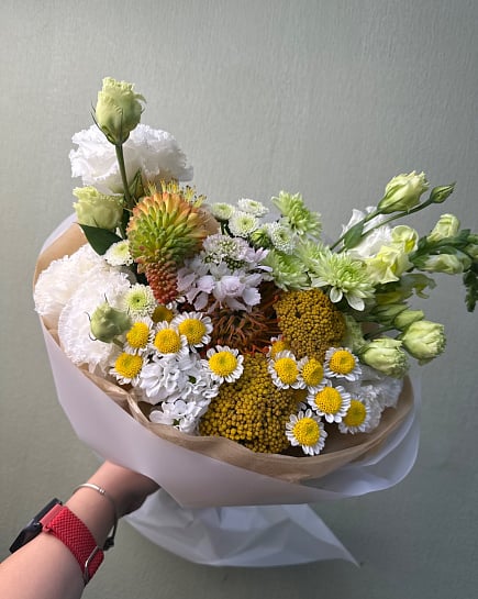 Желто-белый асимметричный букет с эустомой с доставкой по Астане
