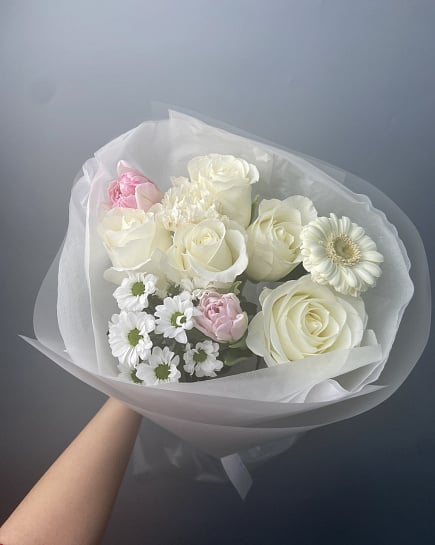 Нежный букет из белых роз и розовых тюльпанов с доставкой по Астане