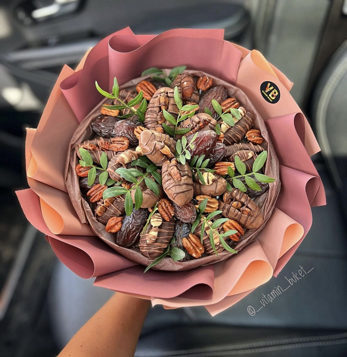 Bouquet of dates in chocolate and nut filling