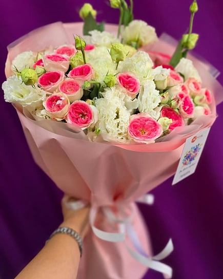 Романтичный дуэт кустовых роз и эустомы with delivery to Almaty