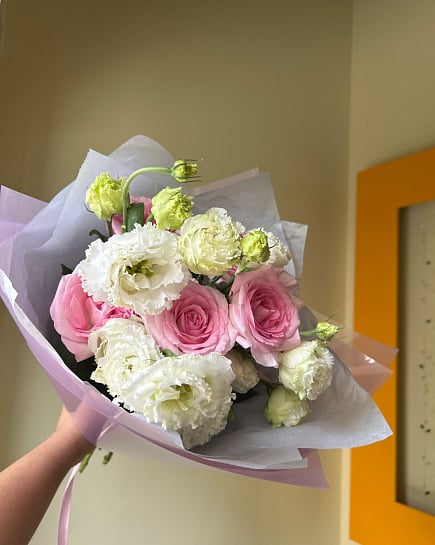 Розово-белый круглый букет из роз и эустом с доставкой по Астане