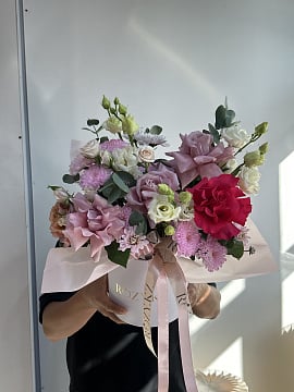 Розово-фиолетовый круглый букет в коробке