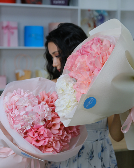 Bouquet of roses and hydrangea with delivery to Astana