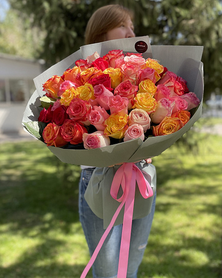 Букет из 51 разноцветной розы 50 см с доставкой по Алматы
