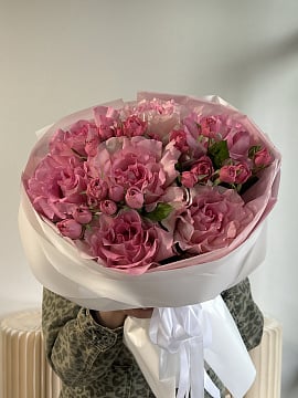 Розовый круглый букет роз