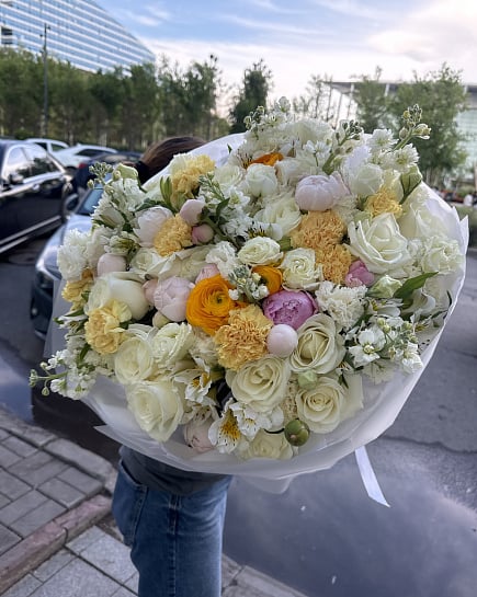 Солнечный микс с ранункулюсами и розами с доставкой по Астане