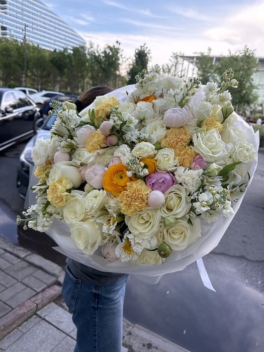 Солнечный микс с ранункулюсами и розами