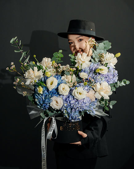 Flowers in a box with delivery to Aktau