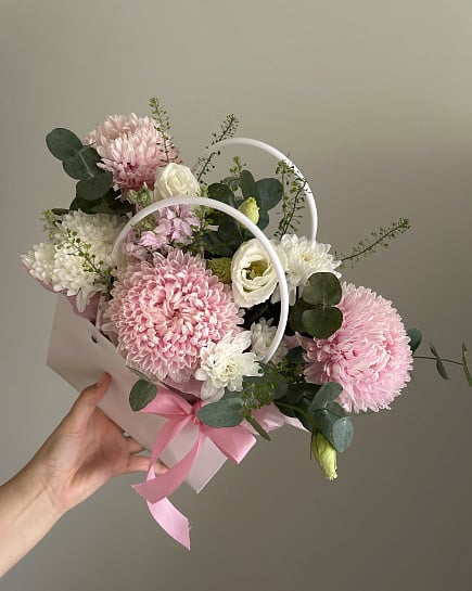 Асимметричный букет из хризантем в коробке with delivery to Astana
