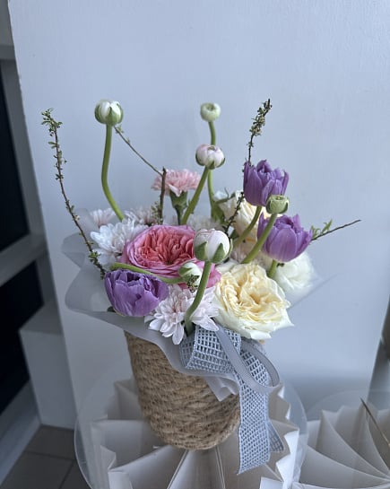 Весенняя палитра с ранункулюсами и тюльпанами с доставкой по Астане