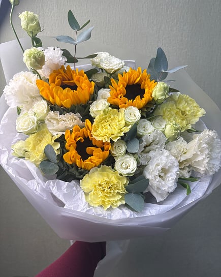 Желтый букет из подсолнухов с розами with delivery to Astana