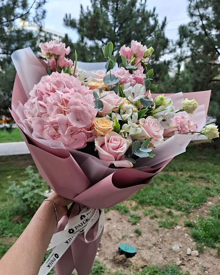 Розово-желтый круглый букет из гортензии и роз with delivery to Almaty