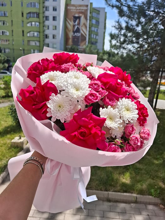 Яркий контраст роз и хризантем - купить в Алматы с доставкой