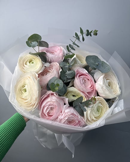 Нежный букет из ранункулюсов и эвкалипта с доставкой по Астане