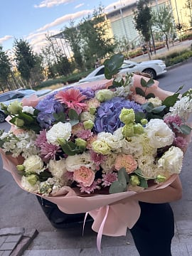 Большой круглый букет с гортензией и эустомой