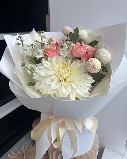 Розовый букет из роз и георгинов with delivery to Astana