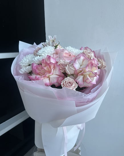 Зефирное облако из кустовых роз и гортензий с доставкой по Астане