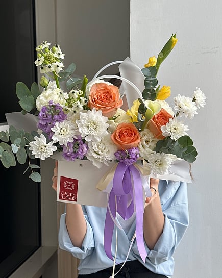 Асимметричный букет из белых и желтых роз в коробке with delivery to Астане