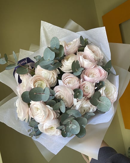 Нежный букет из ранункулюсов и эвкалипта с доставкой по Астане