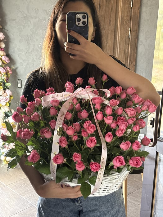 Розовое облако кустовых роз в корзине - купить в Астане с доставкой