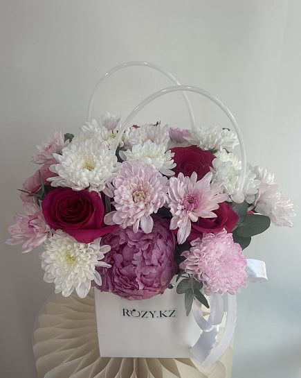 Цветочный комплимент в сумочке with delivery to Astana
