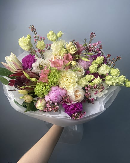 Нежный букет с пионами и протеей с доставкой по Астане