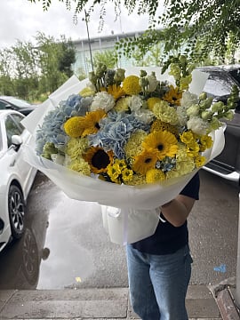 Большой круглый букет с гортензиями и герберами