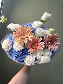 Яркий микс с гортензией и герберами