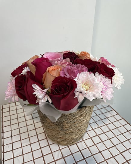 Яркий микс из роз и хризантем в корзине с доставкой по Астане
