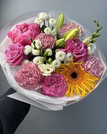 Цветочный микс с пионовидными розами и герберой с доставкой по Астане