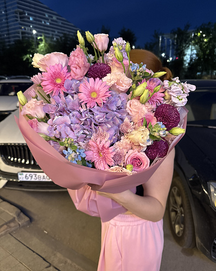 Большой круглый букет с розами и гортензией с доставкой по Астане