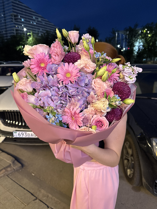 Большой круглый букет с розами и гортензией