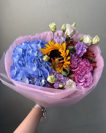 Яркий микс с гортензией и подсолнухом with delivery to Astana