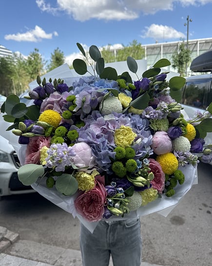 Цветочная палитра с гортензией и пионовидными розами с доставкой по Астане
