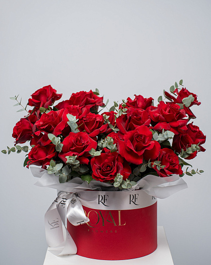 Коробка из 25 роз с эвкалиптом  с доставкой по Алматы