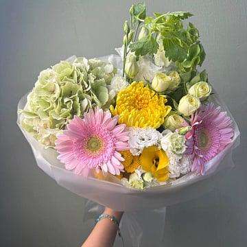 Букет из розовых и желтых цветов