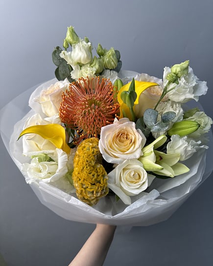 Солнечный акцент с протеей и каллами с доставкой по Астане