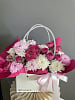 Розово-белый букет в коробке среднего размера