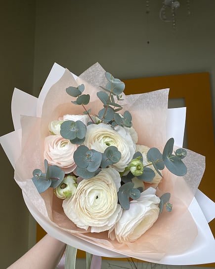 Нежный букет из ранункулюсов и эвкалипта с доставкой по Астане