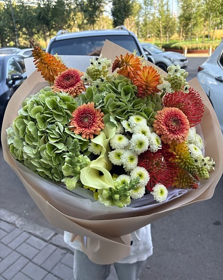 Большой круглый букет с гортензией и герберами with delivery to Astana