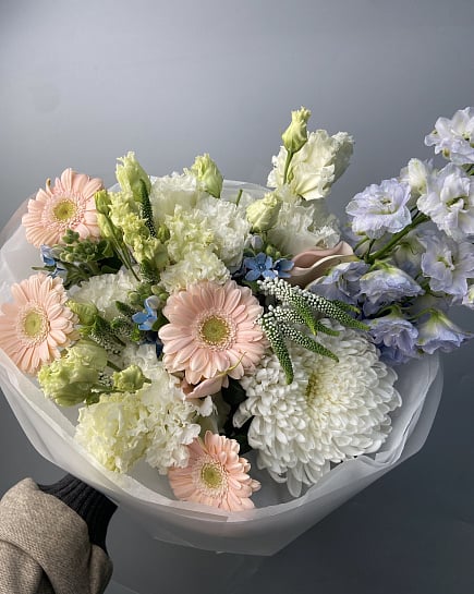 Нежный букет с розовыми герберами и белыми хризанзантемами с доставкой по Астане