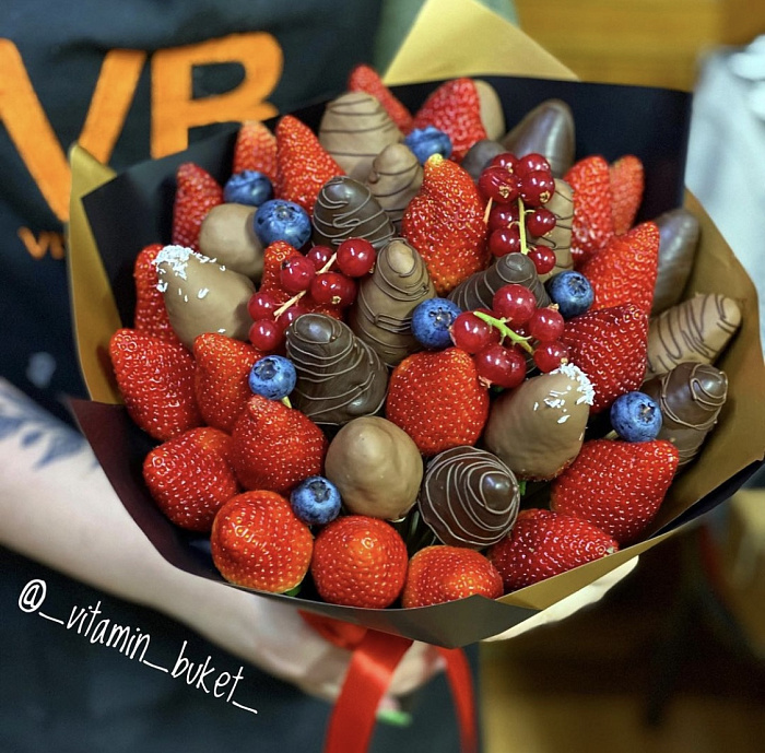 Bouquet of strawberries in chocolate