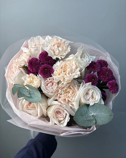 Контрастный микс с розами и хризантемами с доставкой по Астане